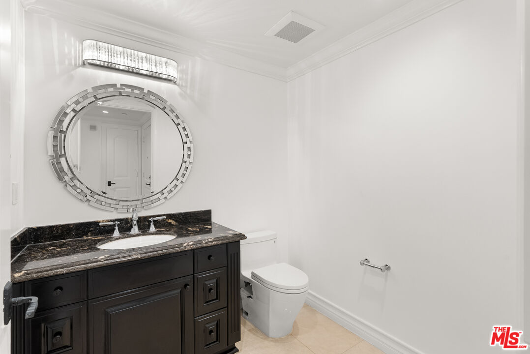 208 S Lasky Dr Unit: 201