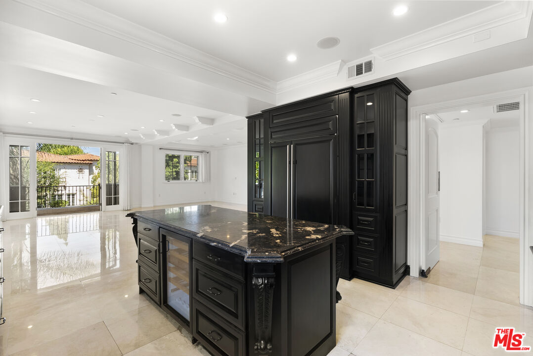208 S Lasky Dr Unit: 201