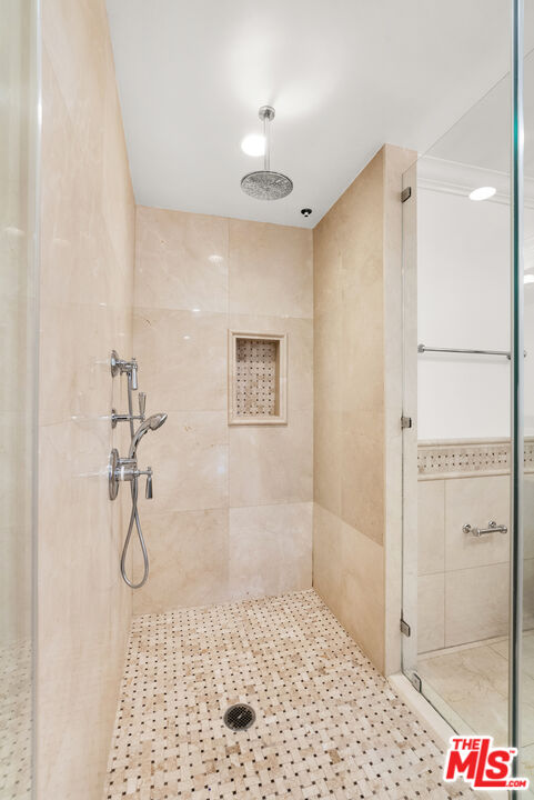 208 S Lasky Dr Unit: 201