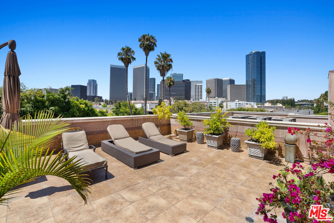 208 S Lasky Dr Unit: 201