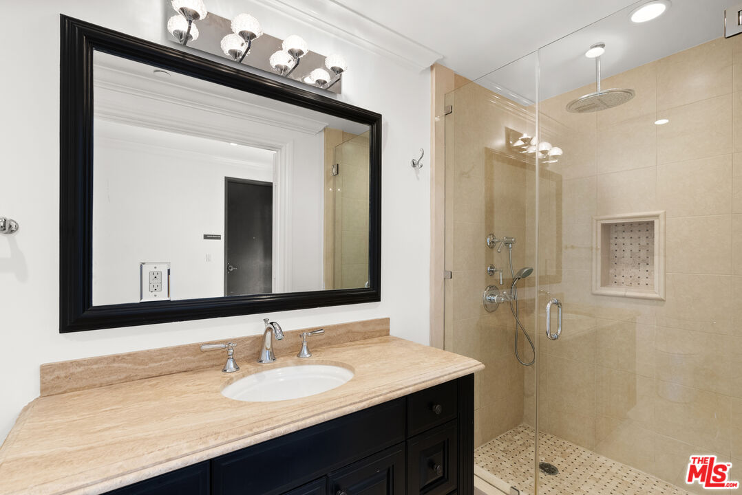 208 S Lasky Dr Unit: 201
