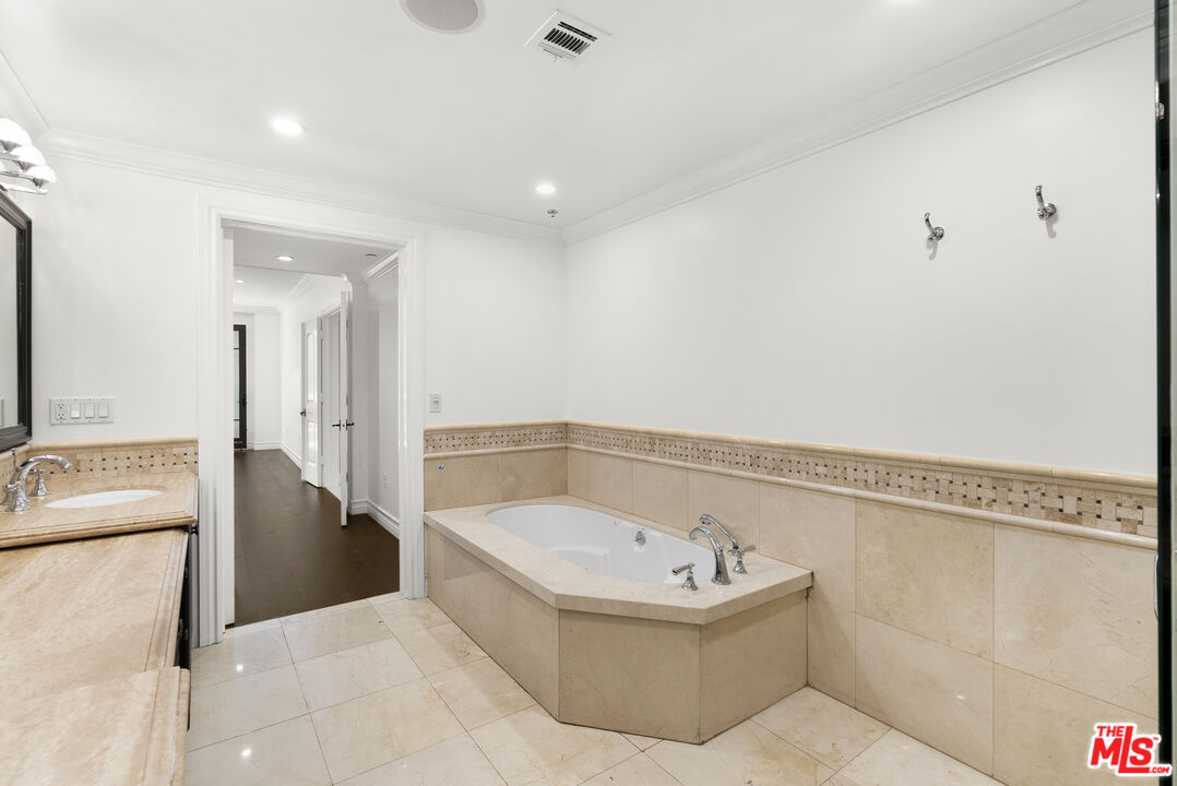 208 S Lasky Dr Unit: 201