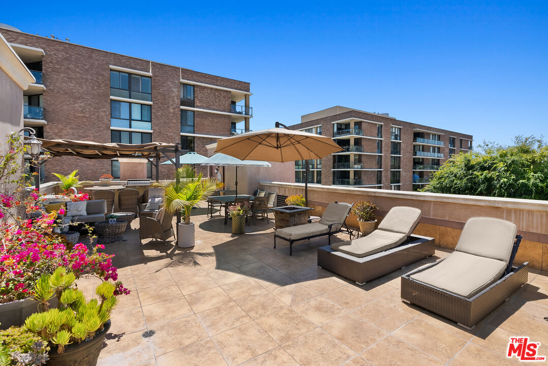 208 S Lasky Dr Unit: 201