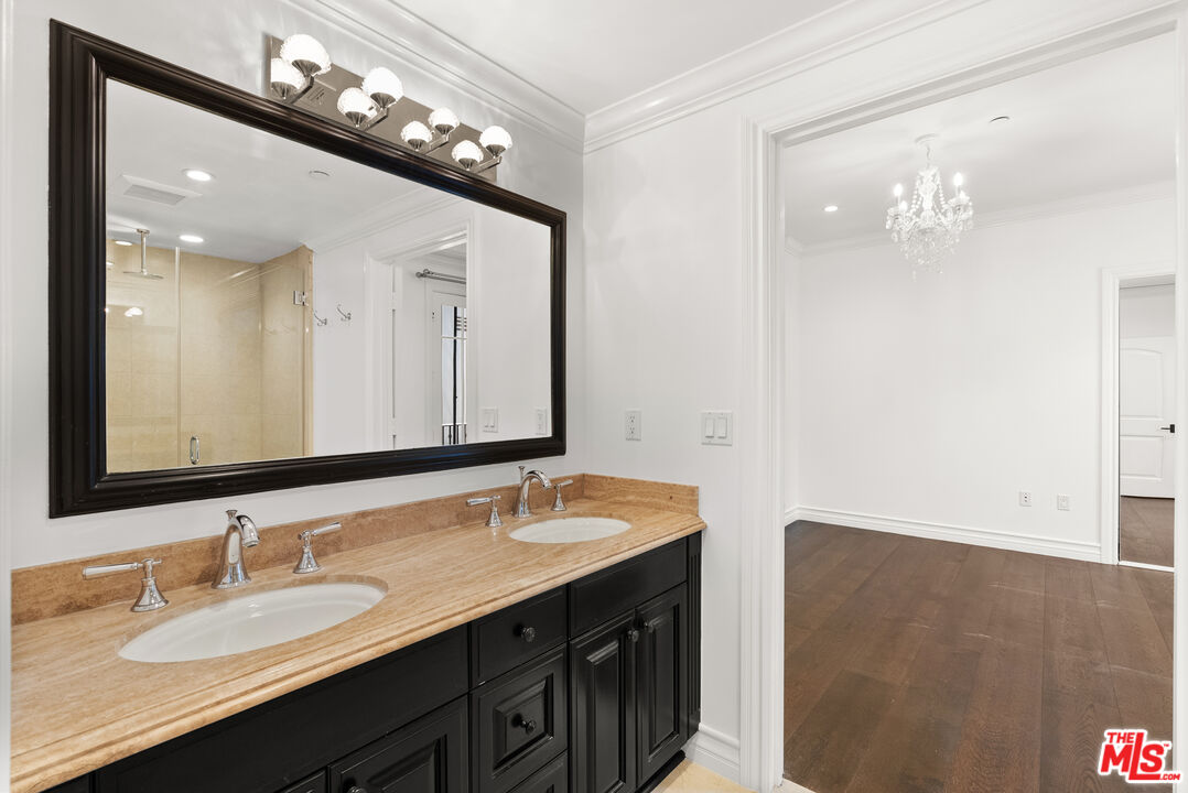 208 S Lasky Dr Unit: 201