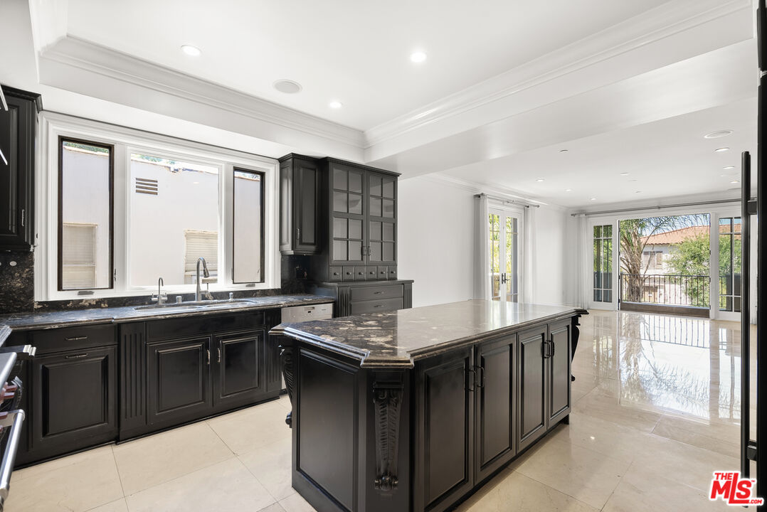 208 S Lasky Dr Unit: 201