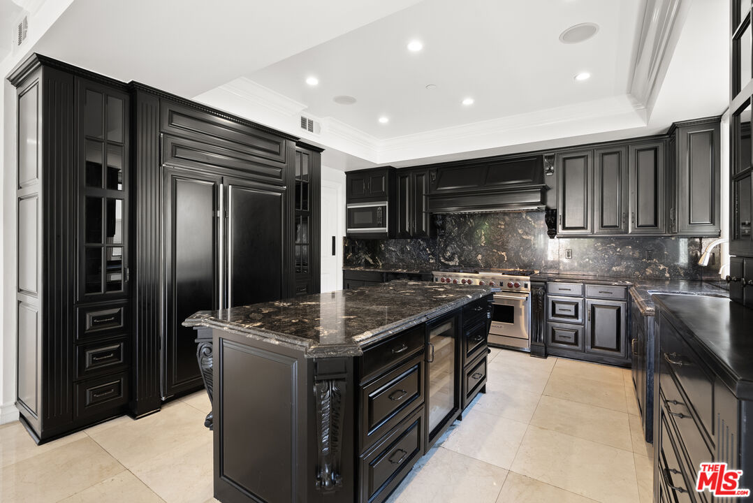208 S Lasky Dr Unit: 201
