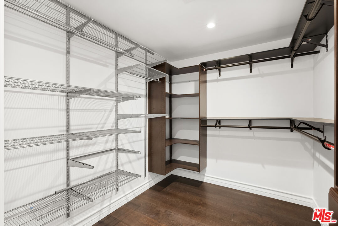 208 S Lasky Dr Unit: 201