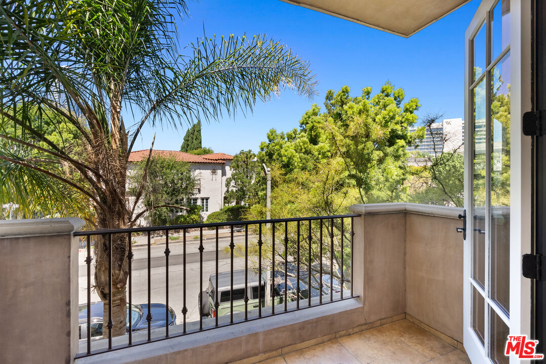 208 S Lasky Dr Unit: 201