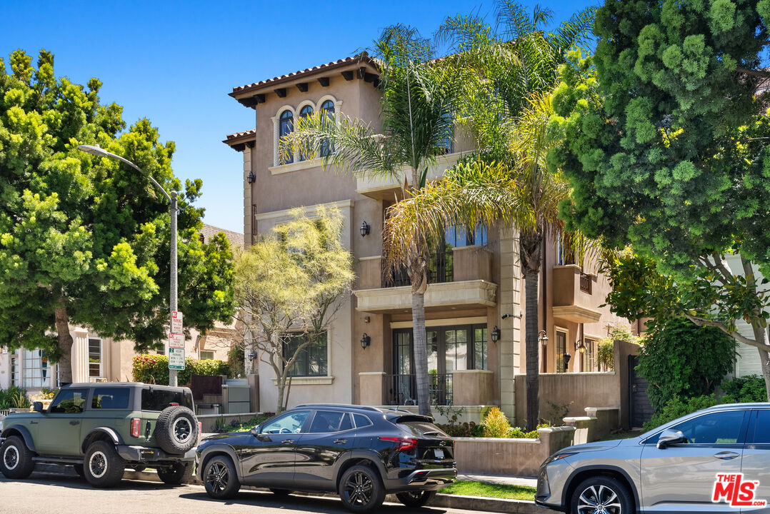 208 S Lasky Dr Unit: 201