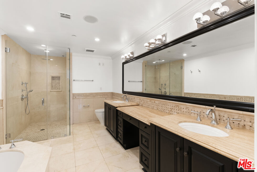 208 S Lasky Dr Unit: 201
