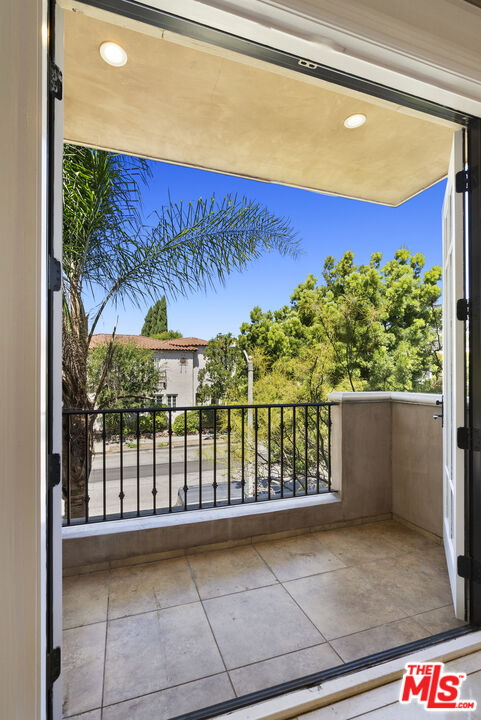 208 S Lasky Dr Unit: 201