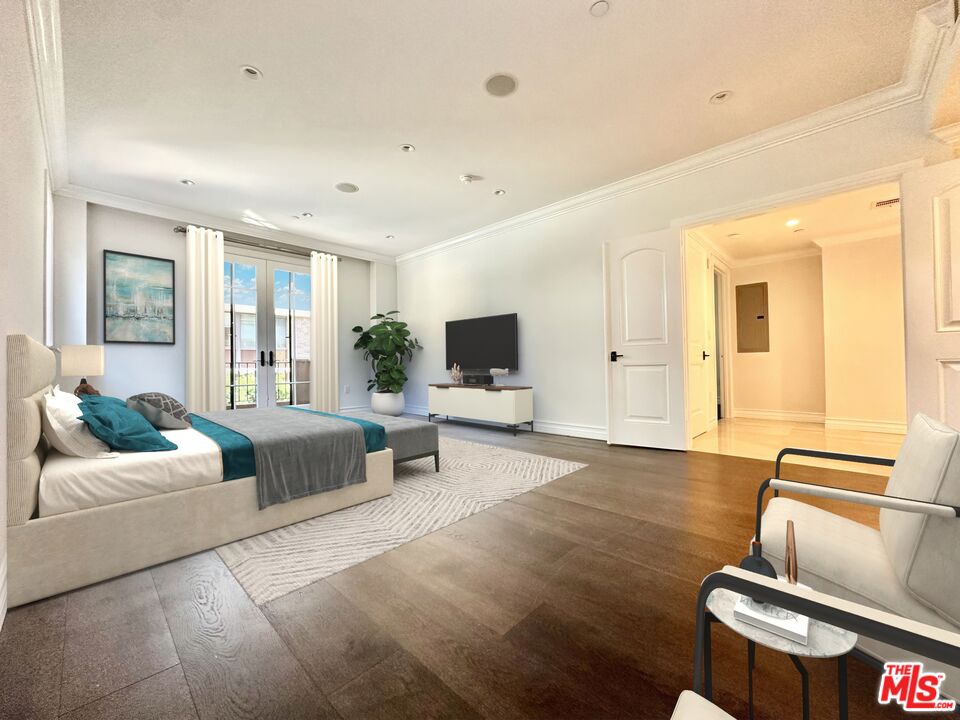 208 S Lasky Dr Unit: 201