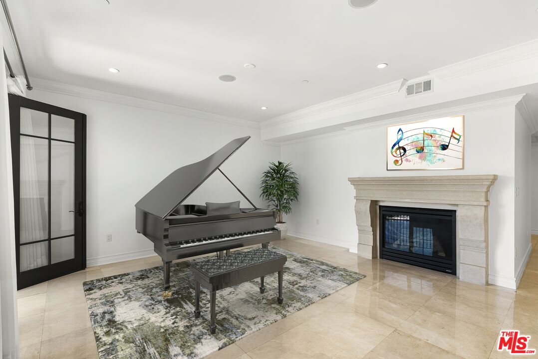 208 S Lasky Dr Unit: 201