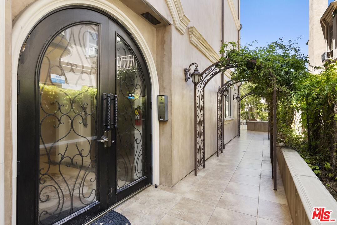 208 S Lasky Dr Unit: 201