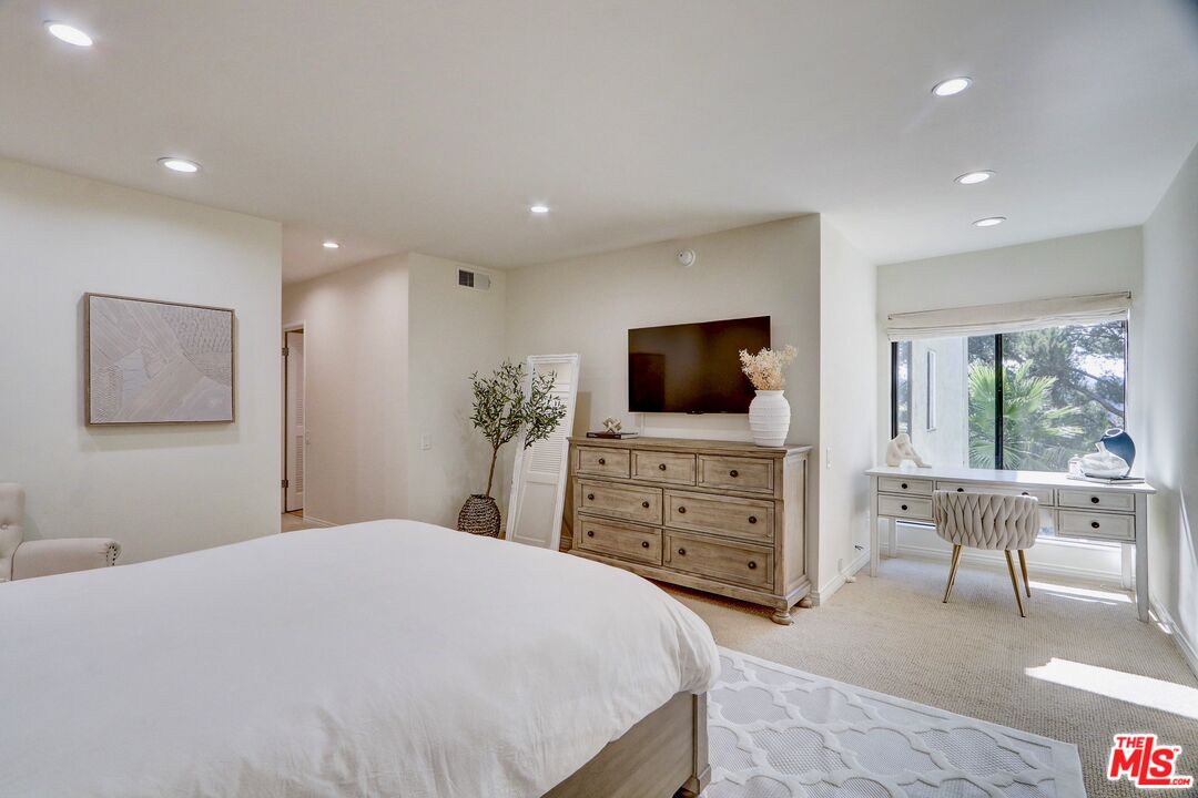 2345 Roscomare Rd Unit: 303
