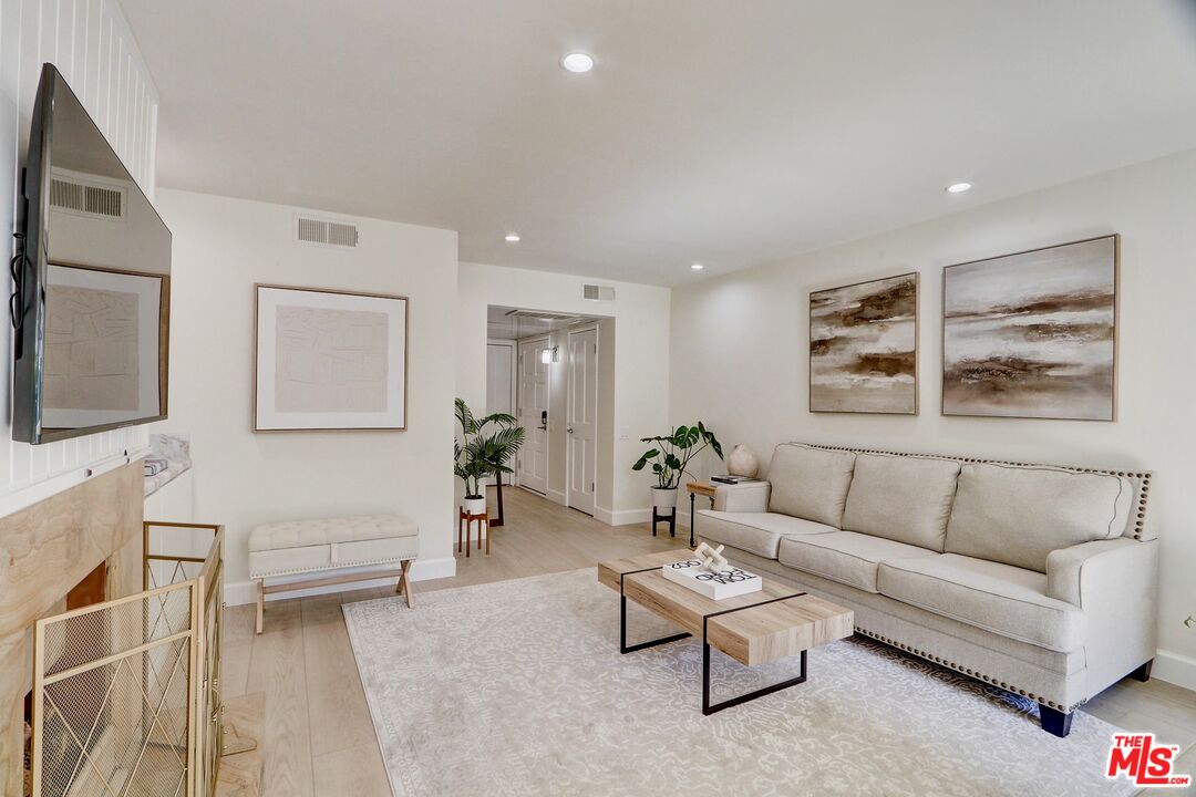 2345 Roscomare Rd Unit: 303