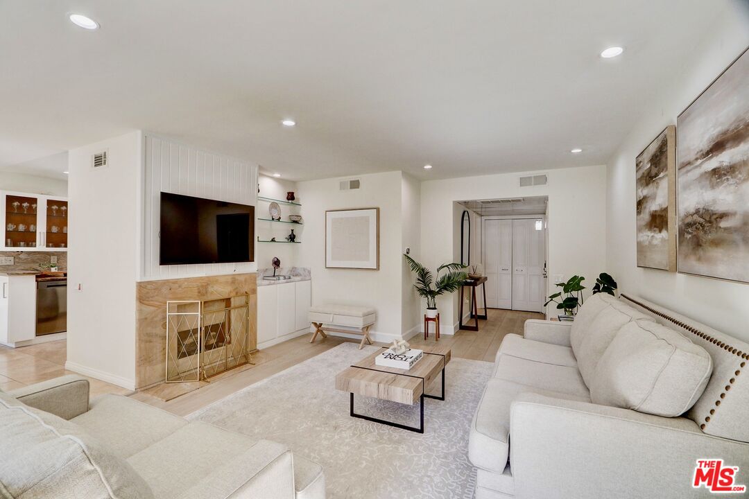 2345 Roscomare Rd Unit: 303