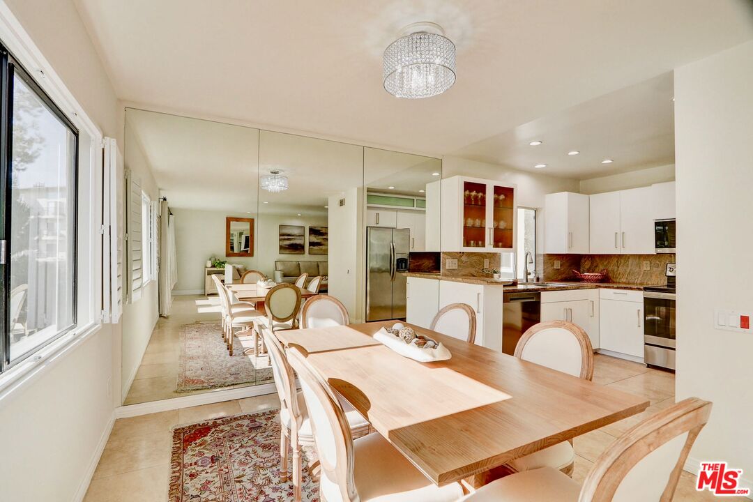 2345 Roscomare Rd Unit: 303
