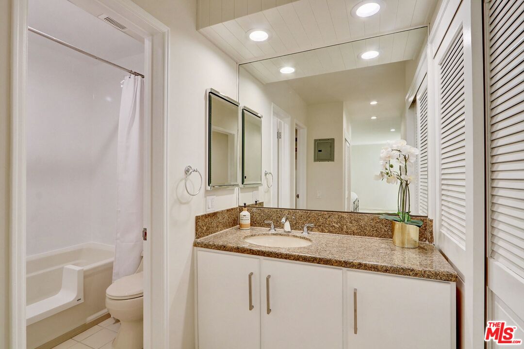 2345 Roscomare Rd Unit: 303