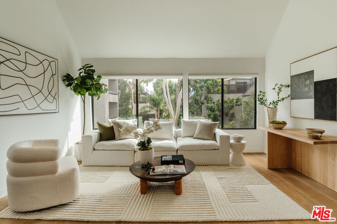 950 N Kings Rd Unit: 315