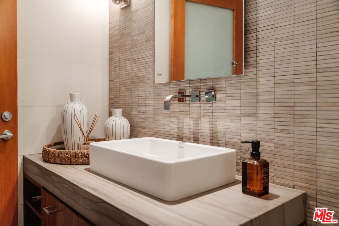 255 Main St Unit: 305