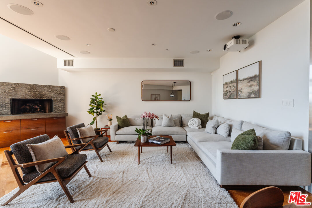 255 Main St Unit: 305