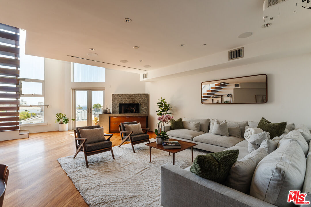 255 Main St Unit: 305