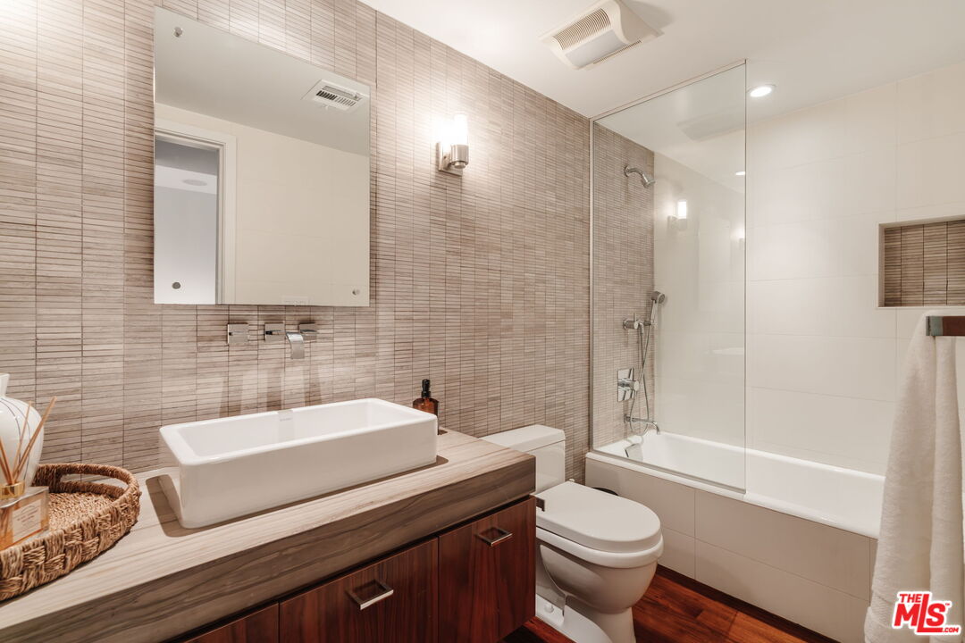 255 Main St Unit: 305