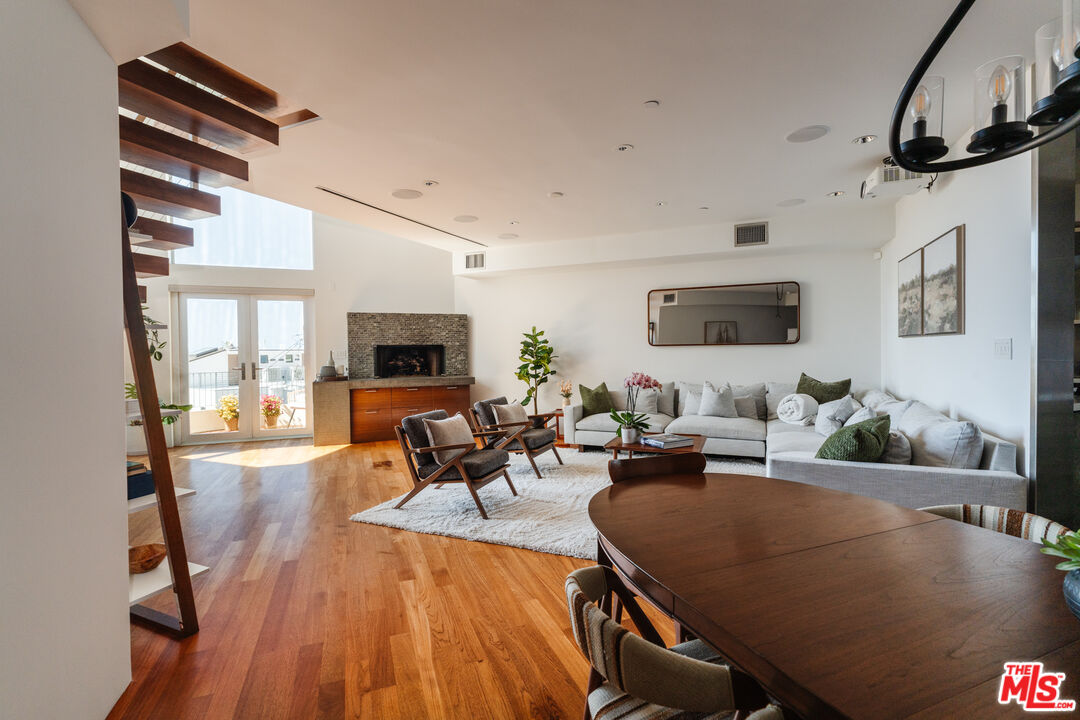 255 Main St Unit: 305