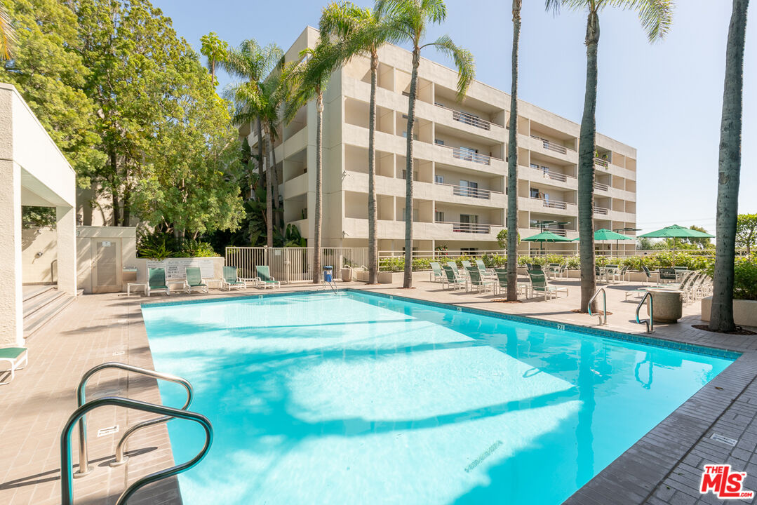 1131 Alta Loma Rd Unit: 119