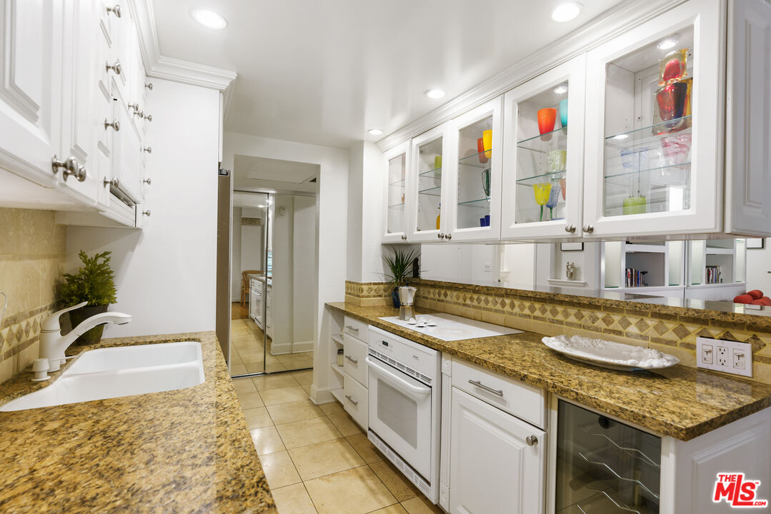 1131 Alta Loma Rd Unit: 119