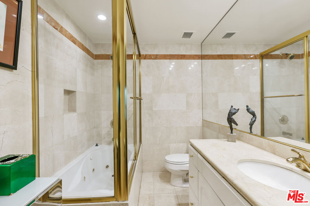 1131 Alta Loma Rd Unit: 119