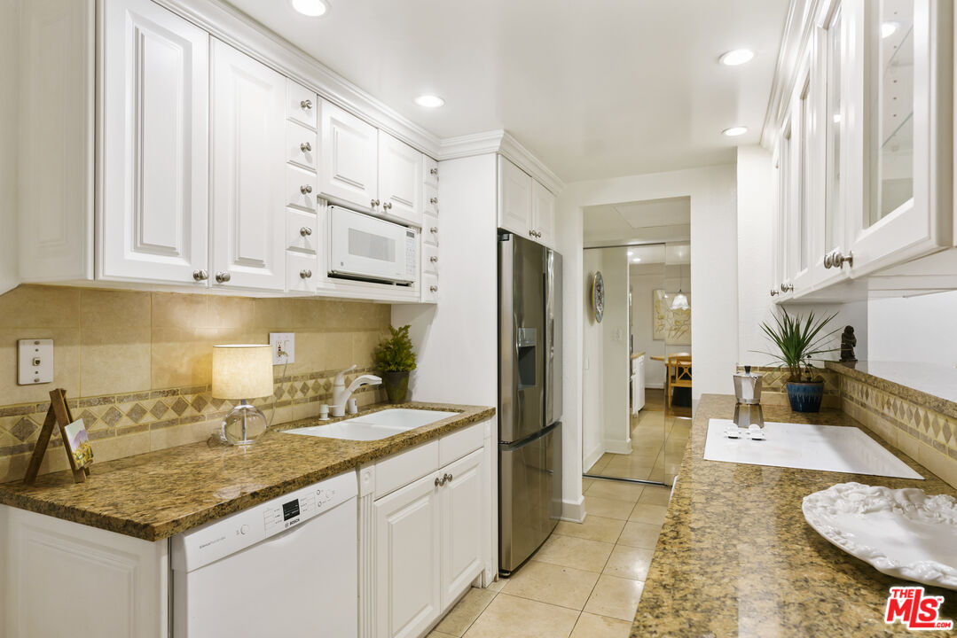 1131 Alta Loma Rd Unit: 119
