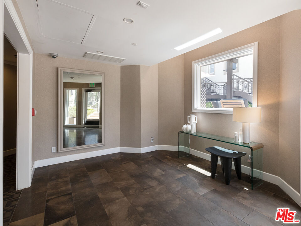 230 S HAMILTON DR Unit: 208