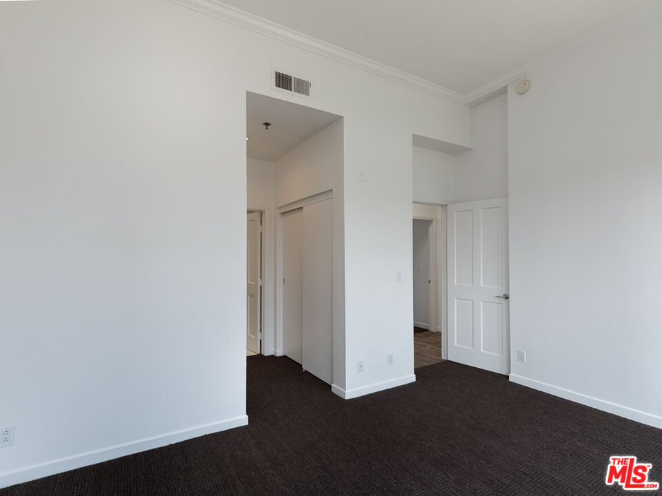 230 S HAMILTON DR Unit: 208
