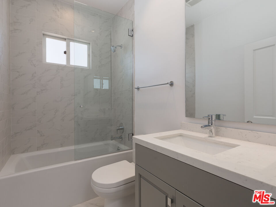 230 S HAMILTON DR Unit: 208