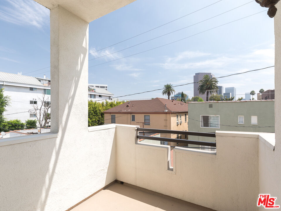 230 S HAMILTON DR Unit: 208