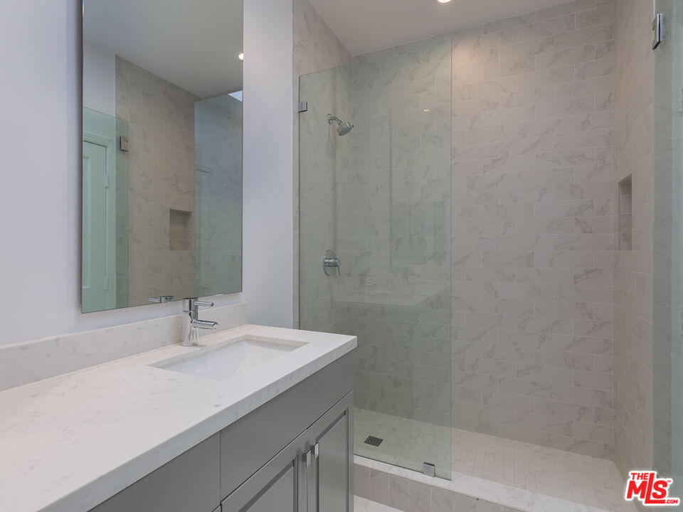 230 S HAMILTON DR Unit: 208