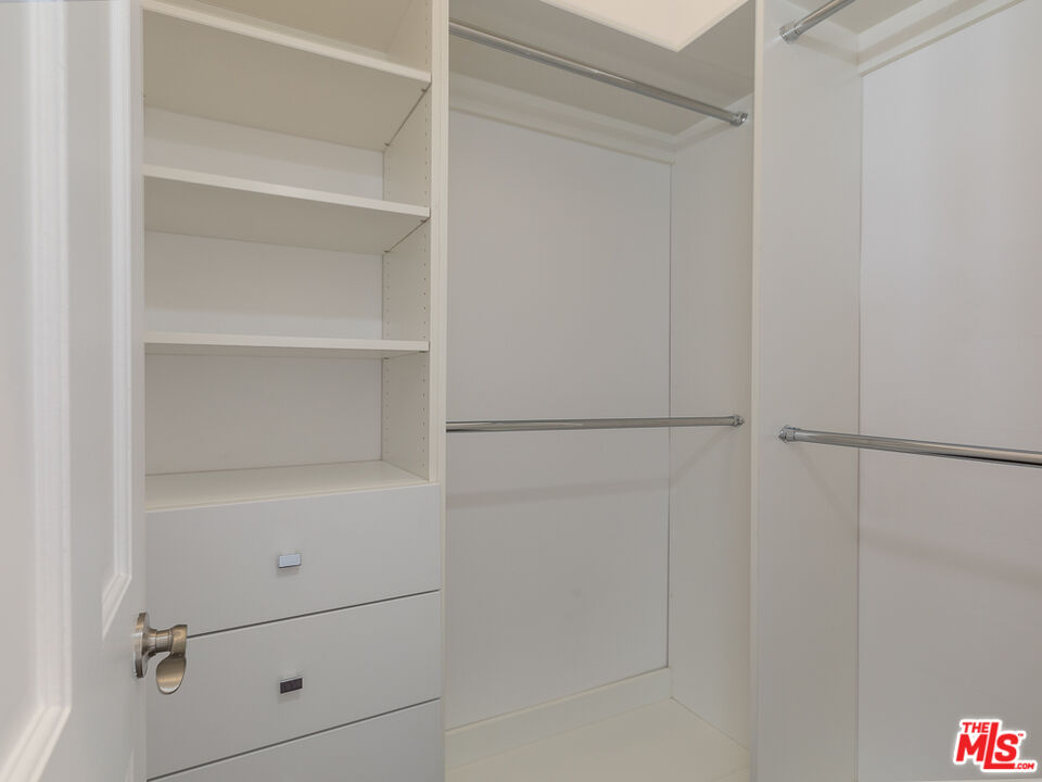 230 S HAMILTON DR Unit: 208
