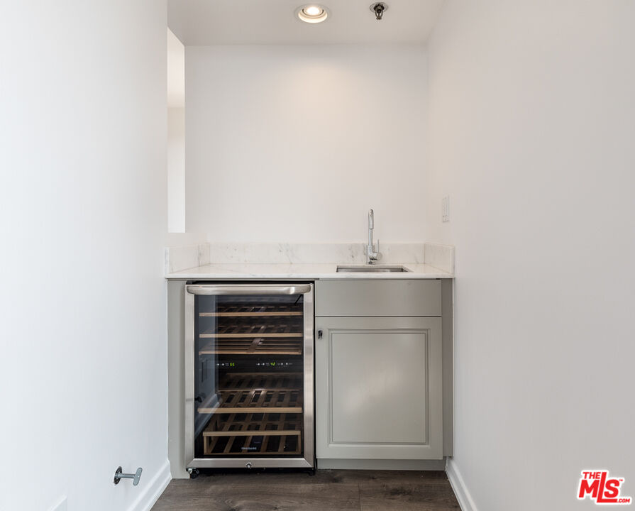 230 S HAMILTON DR Unit: 208
