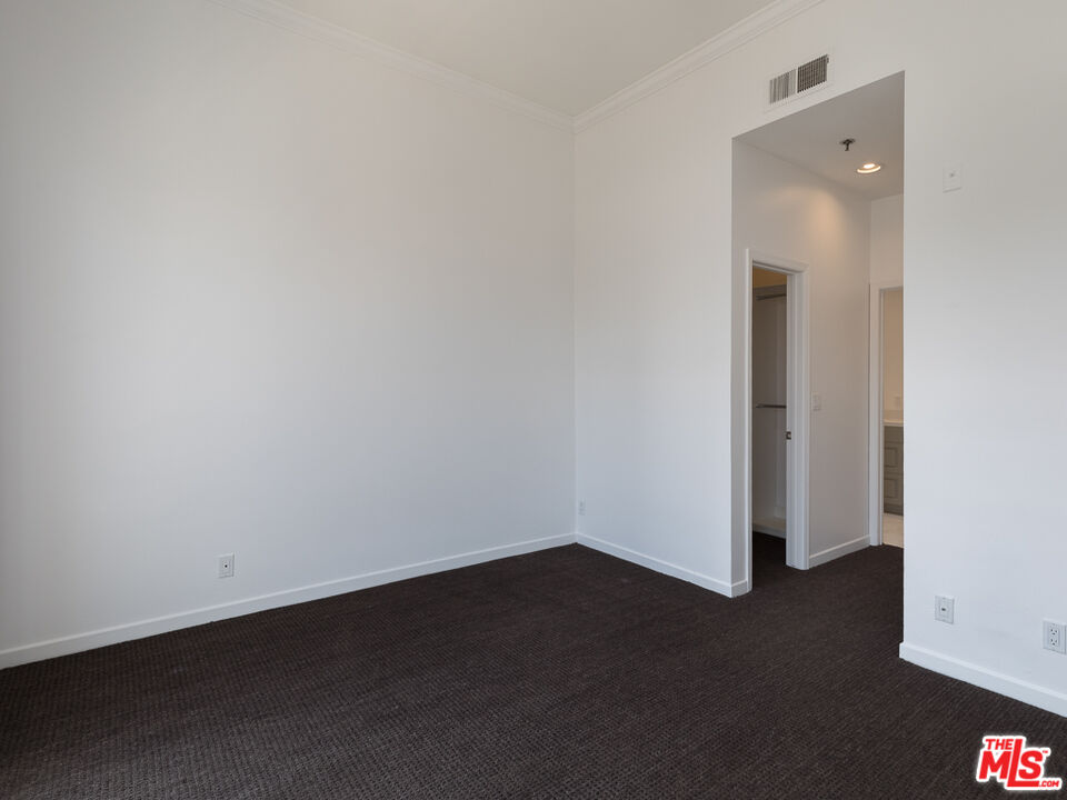 230 S HAMILTON DR Unit: 208