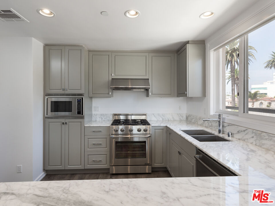 230 S HAMILTON DR Unit: 208