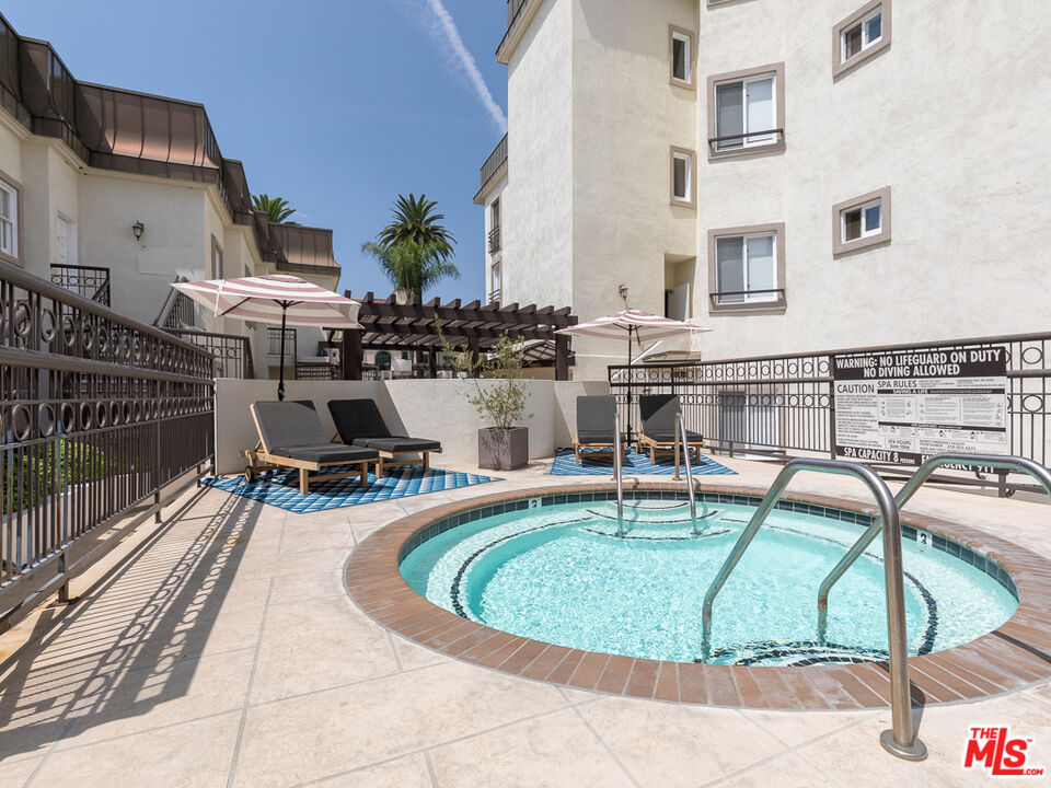 230 S HAMILTON DR Unit: 208