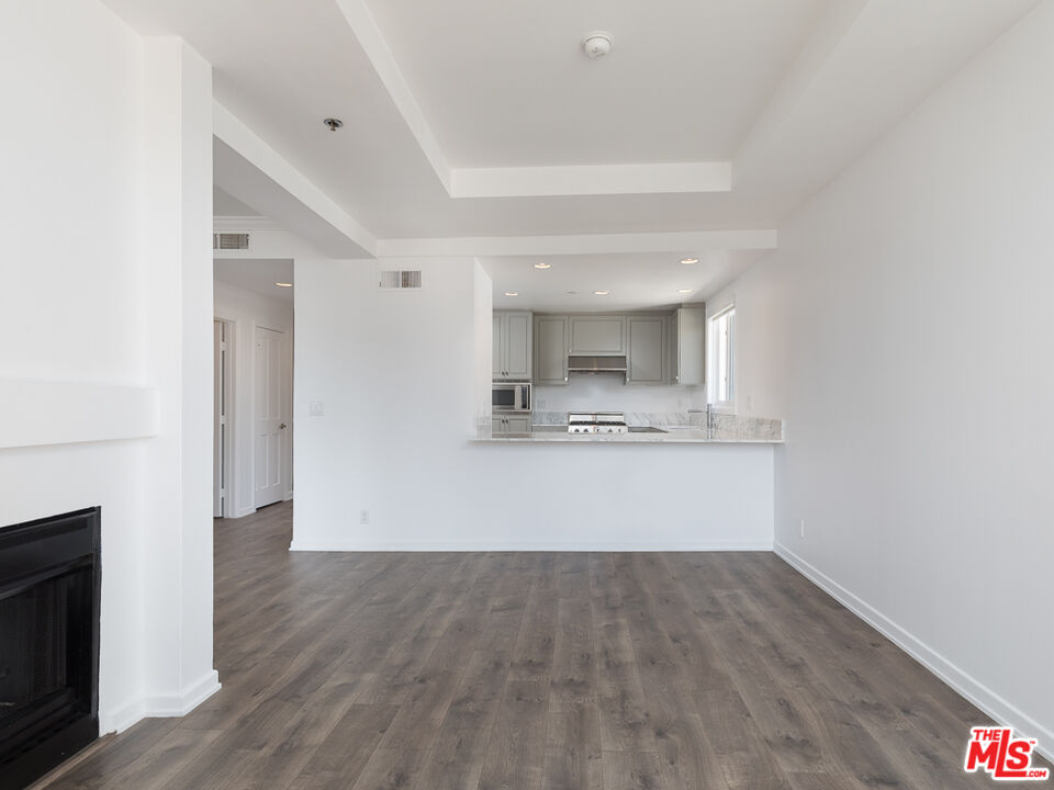 230 S HAMILTON DR Unit: 208