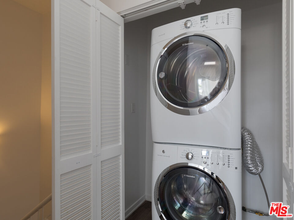 230 S HAMILTON DR Unit: 208