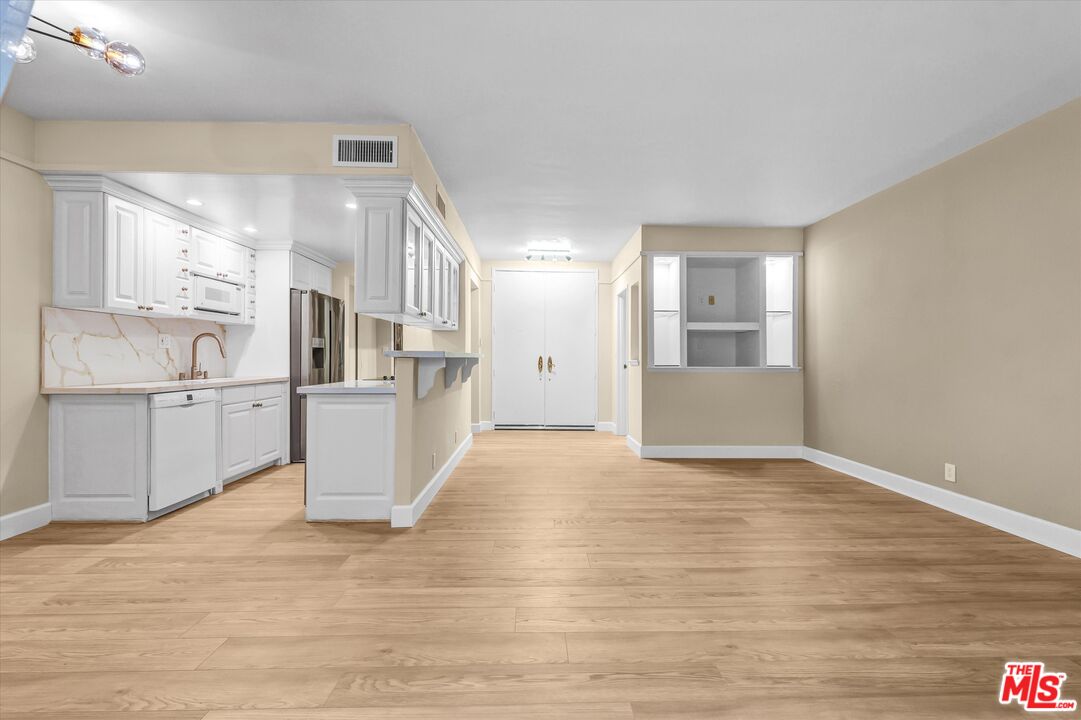 1131 Alta Loma Rd Unit: 119