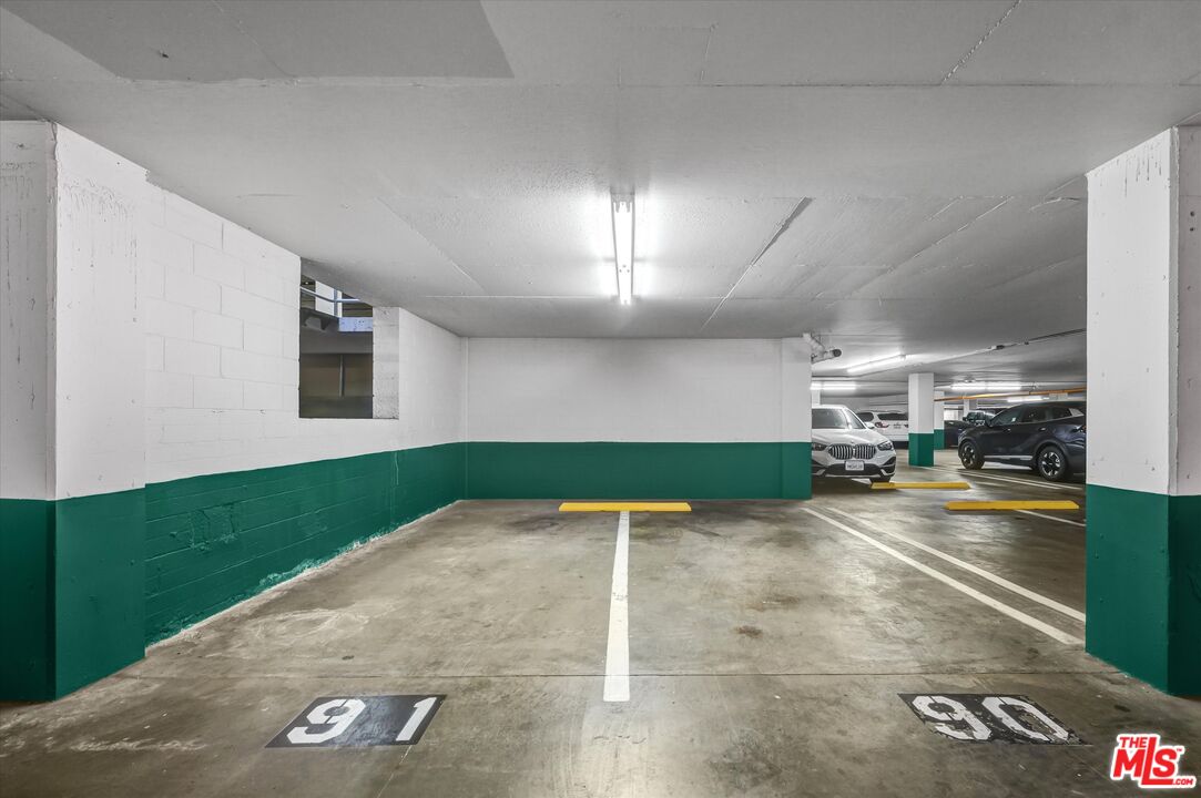 1131 Alta Loma Rd Unit: 119