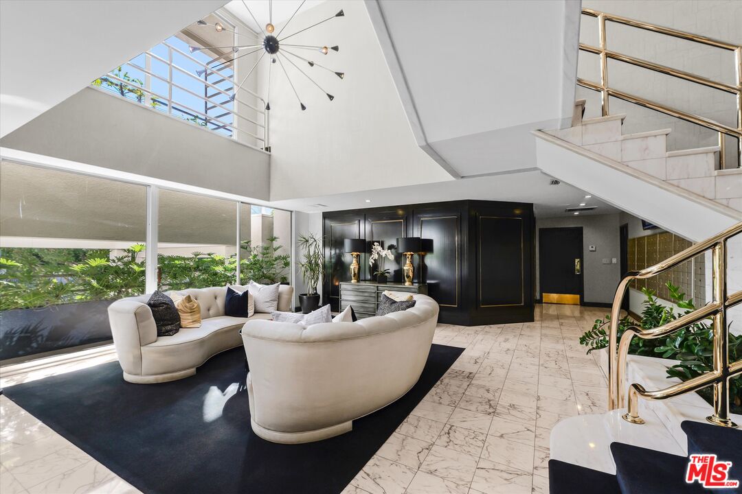 1131 Alta Loma Rd Unit: 119