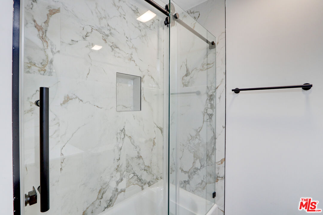 1031 N Laurel Ave Unit: 1