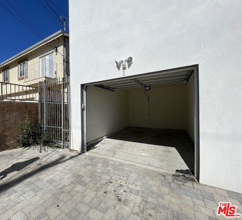 7113 S La Cienega Boulevard